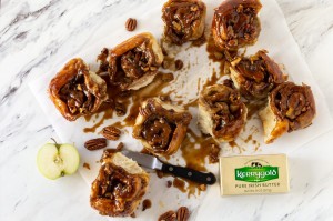 Easy Caramel Rolls with Apples